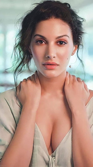 Amyra Dustur Portrait in Soft Light with Hands on Shoulders HD phone wallpaper