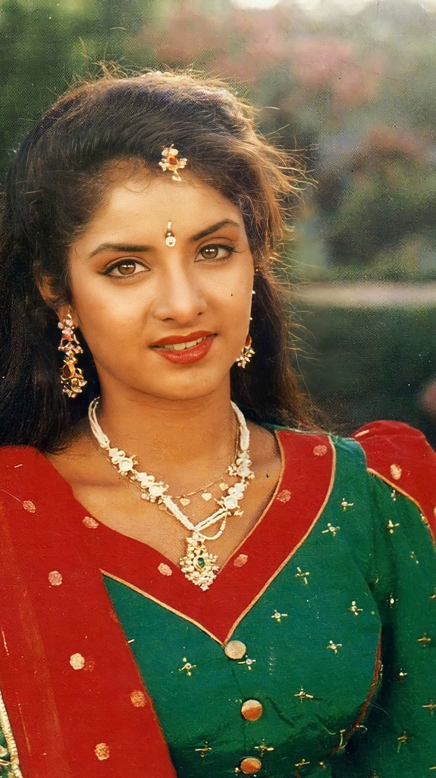 Divya Bharti in Traditional Green and Red Ethnic Wear with Gold Jewelry HD phone wallpaper
