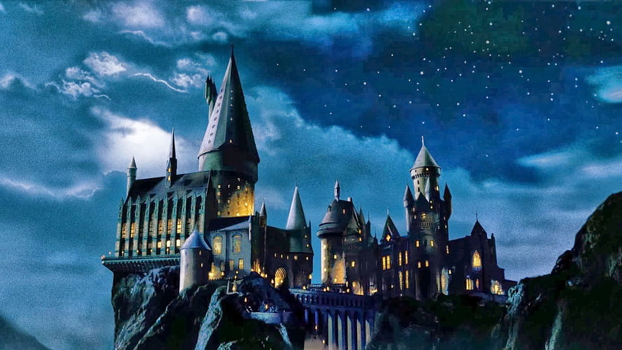 Hogwarts Castle at Night Under a Starry Sky in the Harry Potter Universe HD wallpaper