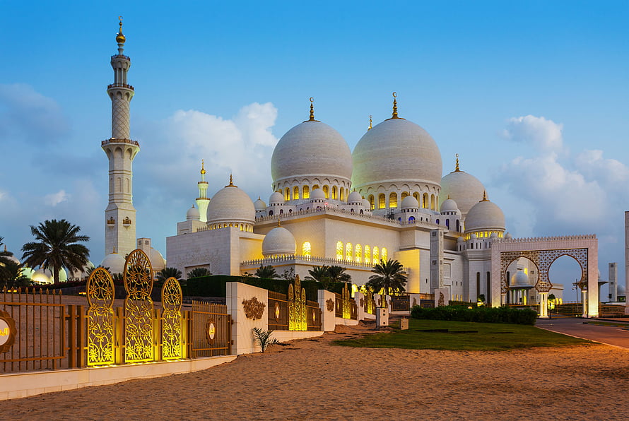 Sheikh Zayed Grand Mosque in Abu Dhabi at Dusk with Golden Illumination and Blue Sky HD wallpaper
