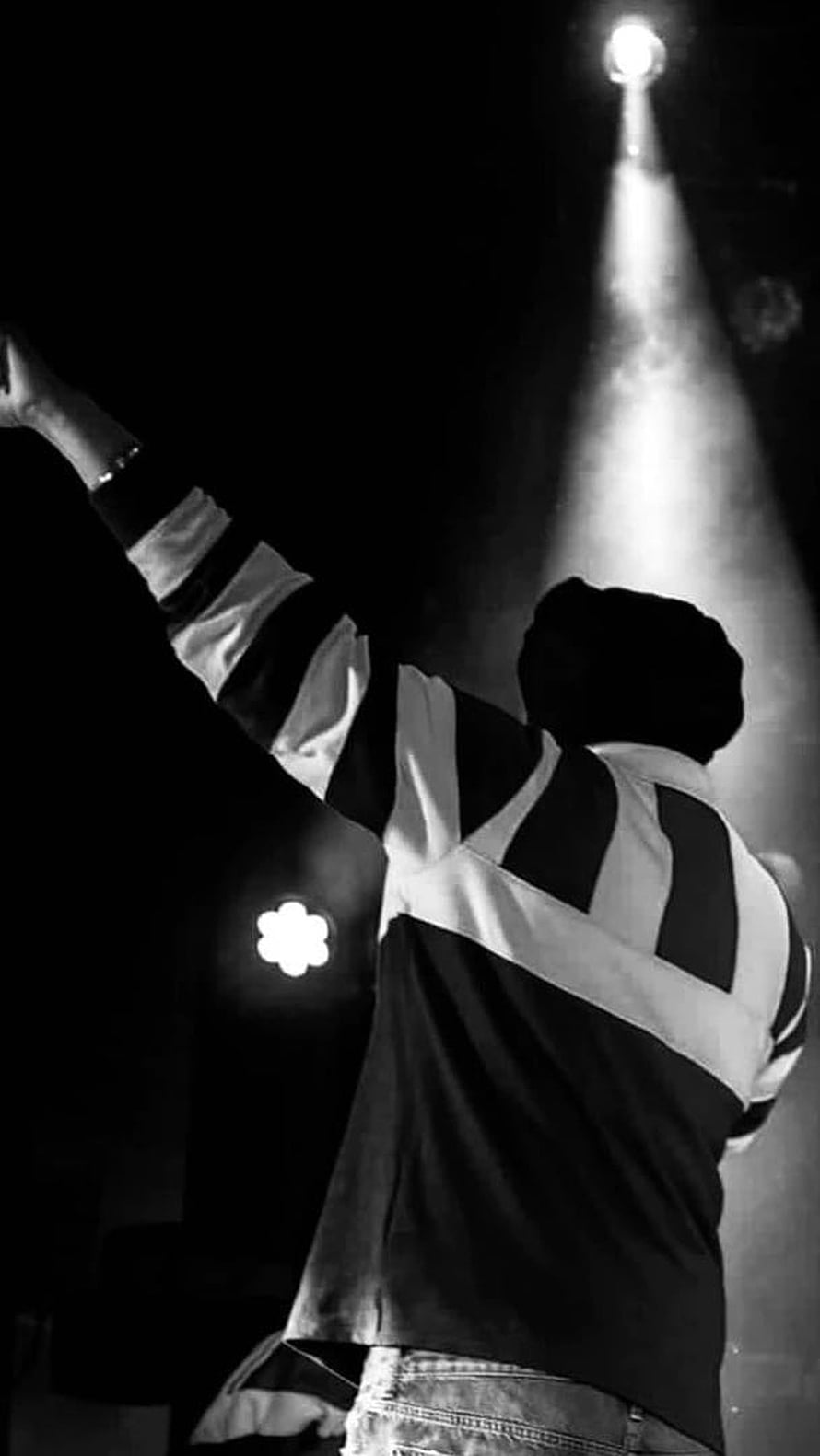 Sidhu Moose Wala Silhouette Under Stage Spotlight in Black and White HD phone wallpaper