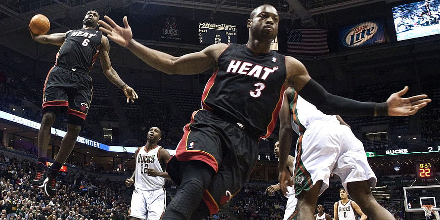 Dwyane Wade in Action for the Miami Heat During an NBA Game Against the Bucks HD wallpaper