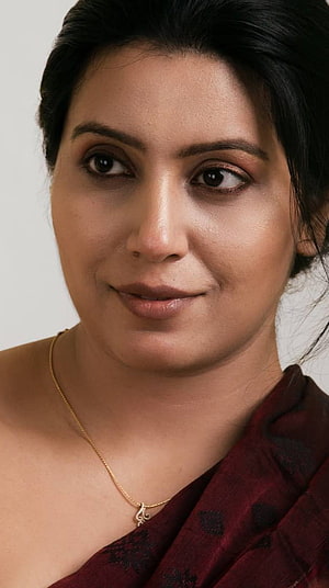 Maya Mallu Model Portrait in Maroon Saree with Gold Necklace HD phone wallpaper