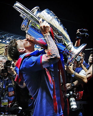Lionel Messi Kissing The UEFA Champions League Trophy In Barcelona Kit HD phone wallpaper