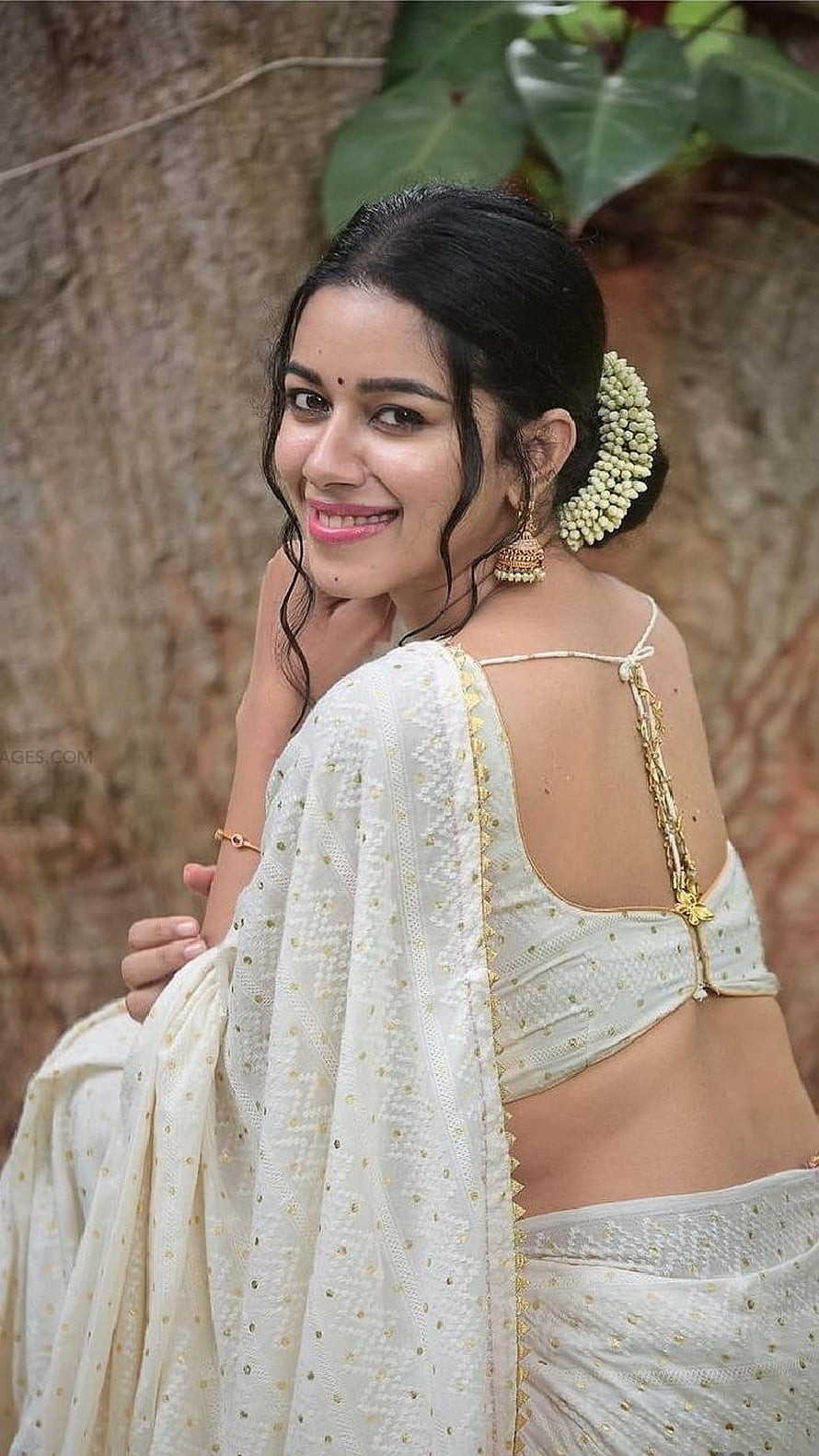 Mirnalini Ravi in an Elegant White Saree with Gold Zari Border and Traditional Jasmine Hairpiece HD phone wallpaper