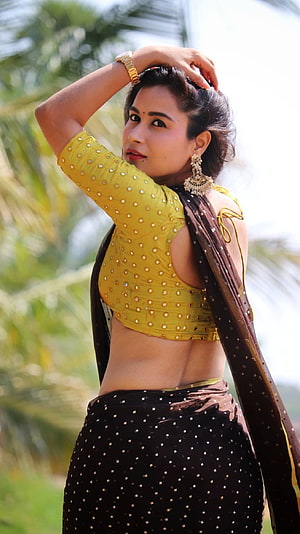 Kanchan Bamne in Yellow Blouse and Brown Saree with Gold Jewelry HD phone wallpaper