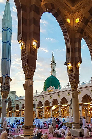 Prophet's Mosque in Medina with Green Dome and Minaret at Dusk HD phone wallpaper