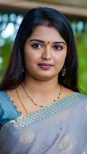 Priyanka Jain Portrait in Traditional Blue Saree with Gold Jewelry HD phone wallpaper