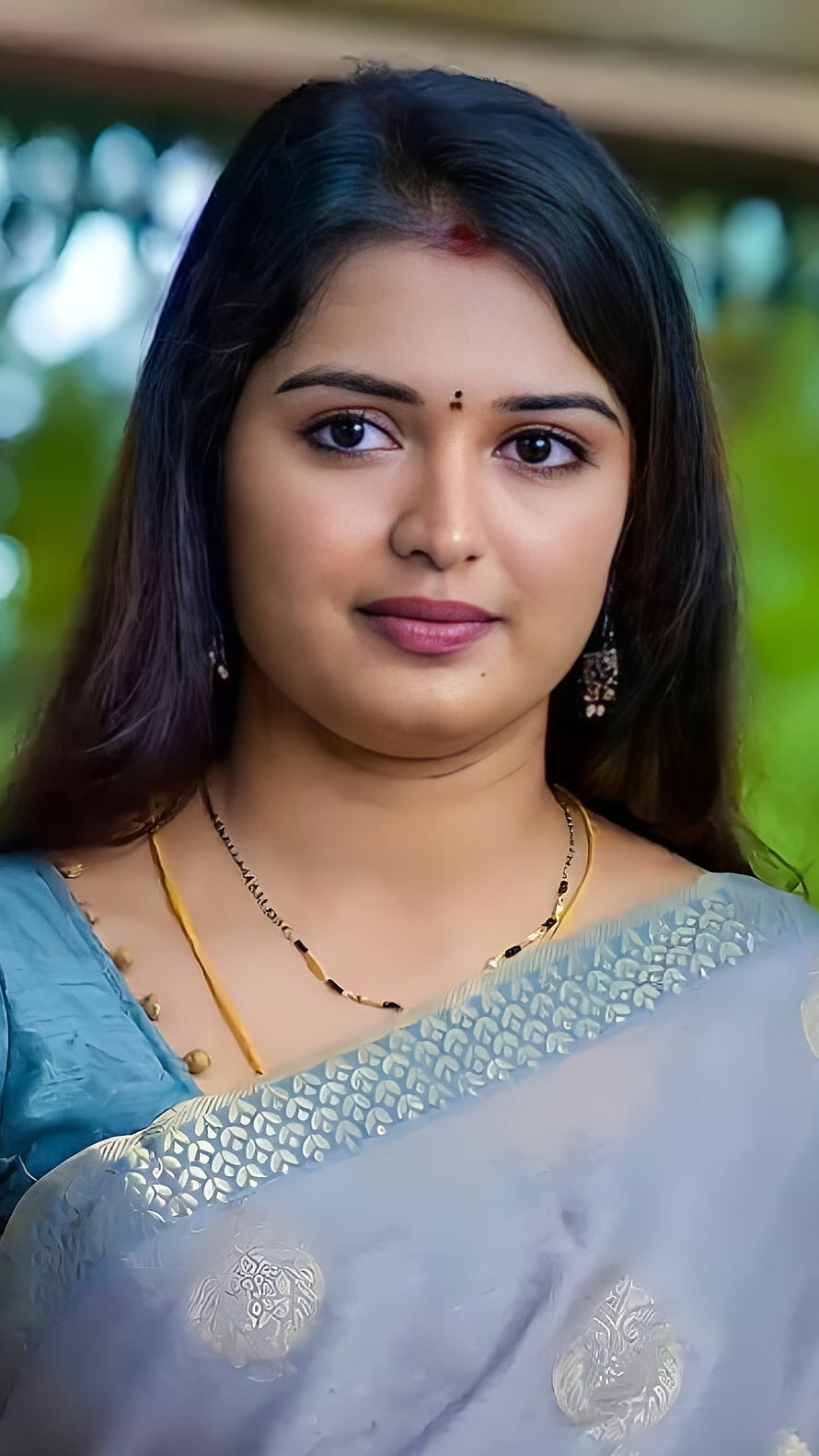 Priyanka Jain Portrait in Traditional Blue Saree with Gold Jewelry HD phone wallpaper