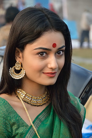 Tridha Choudhury in Green Saree with Traditional Gold Jewelry and Bind HD phone wallpaper