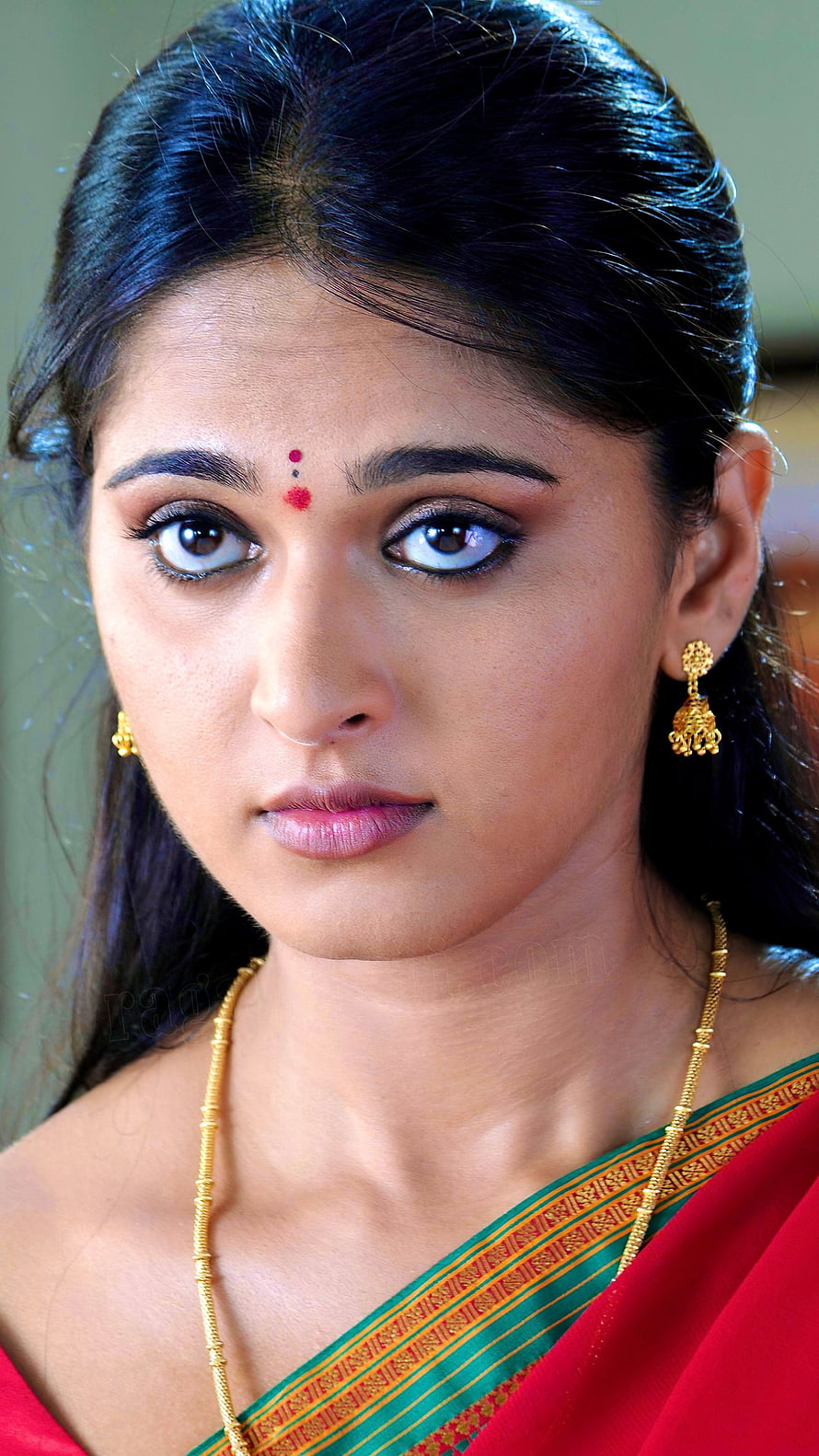 Anushka Shetty Portrait in Traditional Red Saree with Gold Jewelry HD phone wallpaper