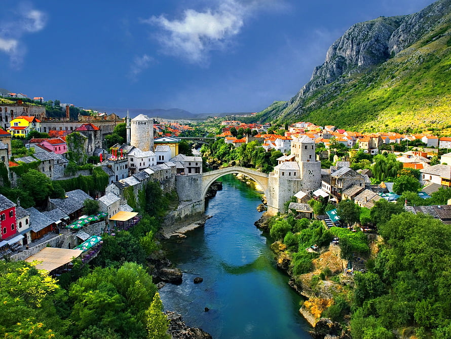 Stari Most Bridge Spanning the Neretva River in Mostar, Bosnia and Herzegovina HD wallpaper