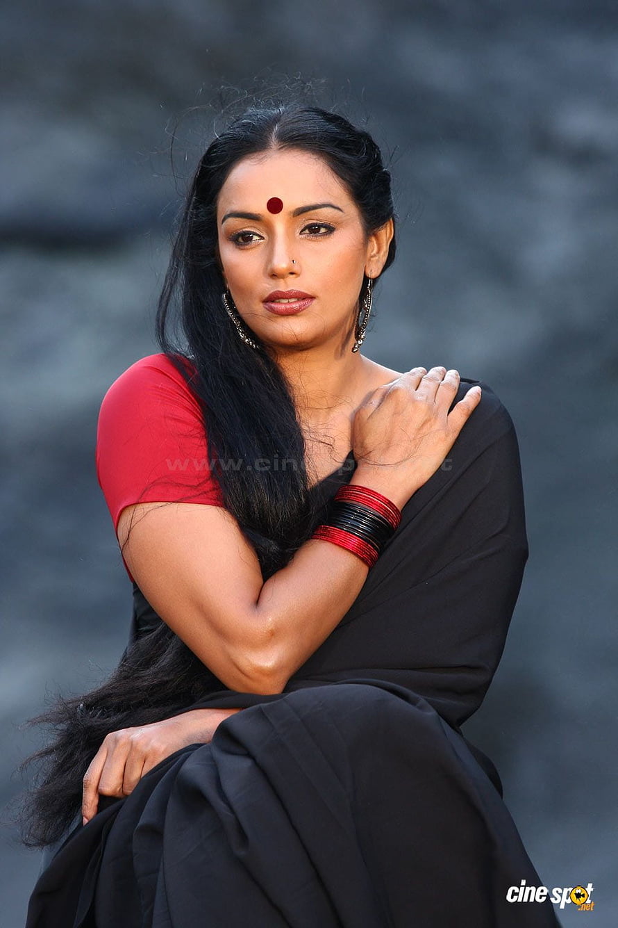 Swetha Menon in Black Saree with Red Blouse and Traditional Bindi HD phone wallpaper