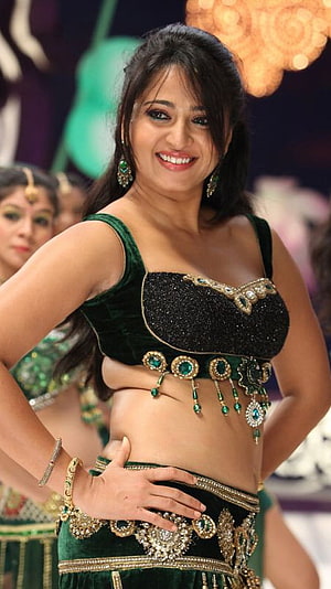 Anushka Shetty in Green Velvet Stage Costume with Gold Jewelry HD phone wallpaper