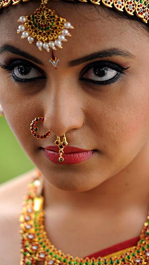 Anjali Tamil Actress in Traditional South Indian Bridal Jewelry and Gold Necklace HD phone wallpaper