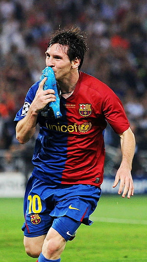 Lionel Messi Kissing His Boot in a Barcelona Home Kit on the Pitch HD phone wallpaper