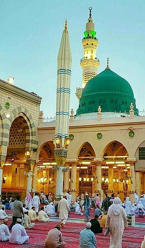 Al-Masjid an-Nabawi in Medina with Green Dome and Minarets at Dusk HD phone wallpaper