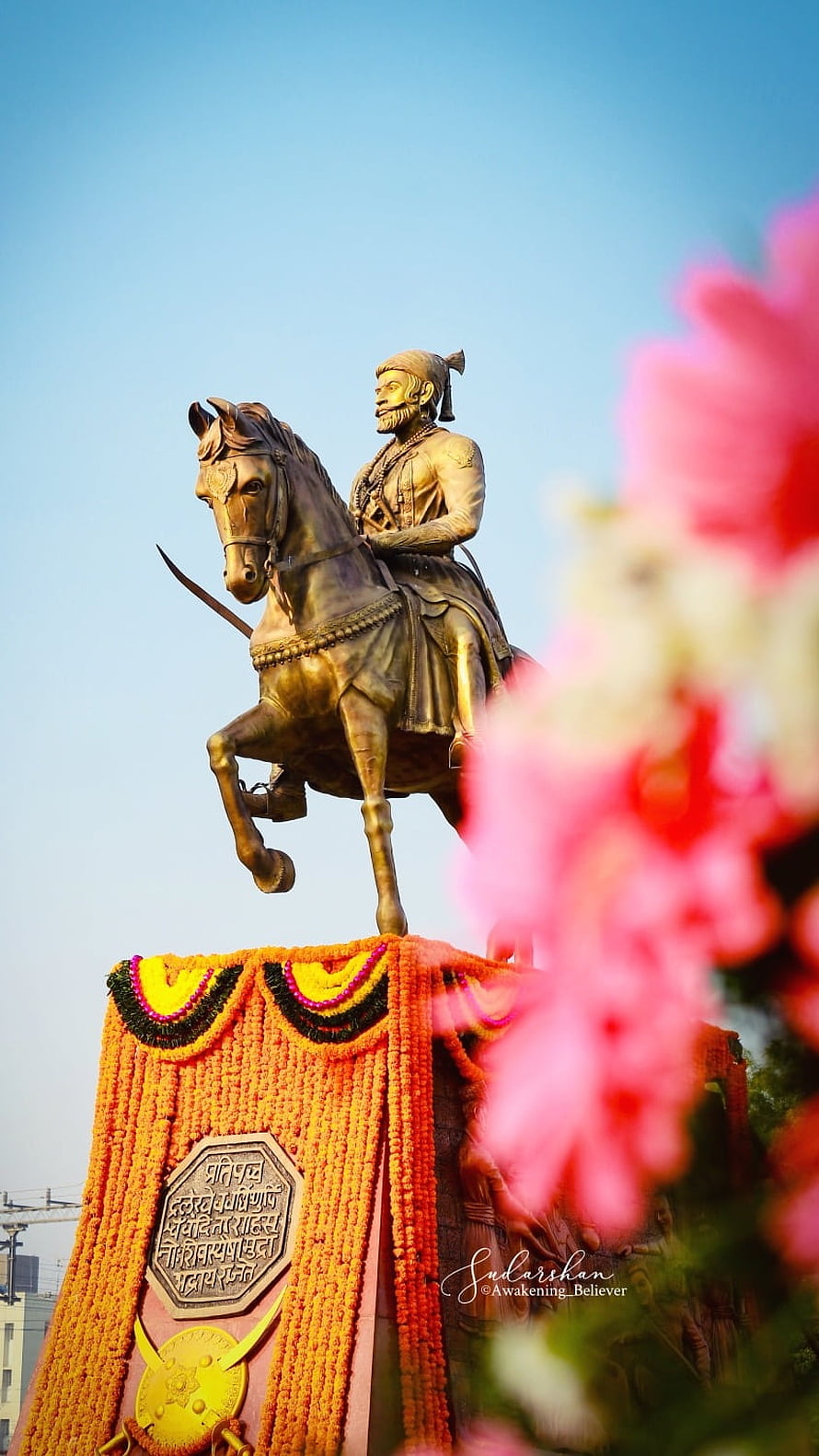 Chhatrapati Shivaji Maharaj Equestrian Statue Adorned With Marigold Garlands HD phone wallpaper