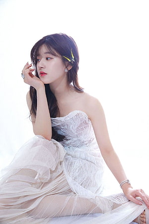Zhao Lusi in Elegant White Strapless Gown with Delicate Hair Accessories HD phone wallpaper