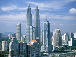Petronas Twin Towers and Kuala Lumpur City Skyline in Malaysia HD wallpaper