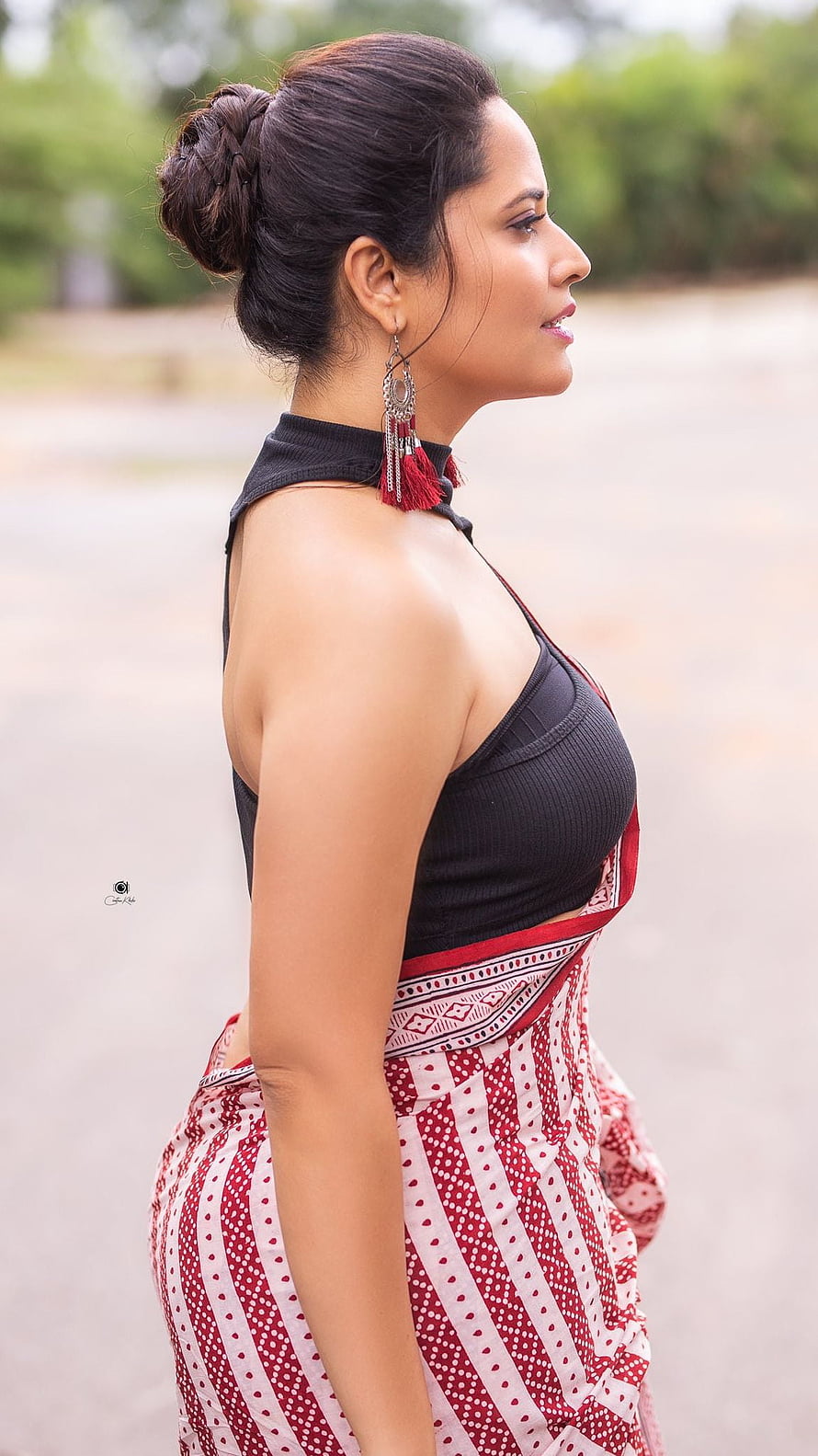 Anusuya Bharadwaj in a red and white patterned saree with black halter top and tassel earrings HD phone wallpaper
