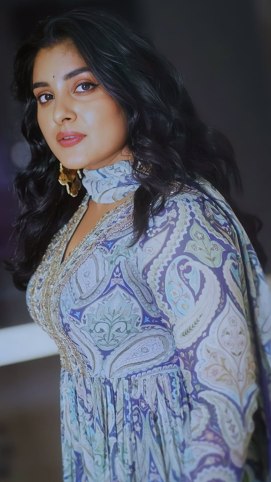 Nivetha Thomas in Elegant Purple and White Patterned Ethnic Wear HD phone wallpaper