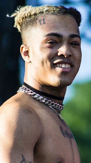 Xxxtentacion smiling portrait with braided hair and silver chain necklace HD phone wallpaper