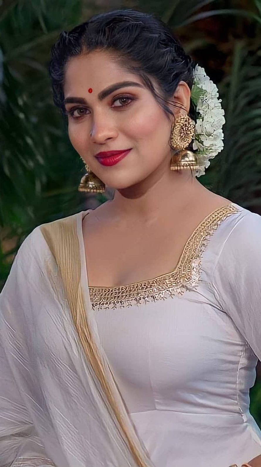 Swasika in Traditional Kerala Attire with Gold Jewelry and Jasmine Flowers HD phone wallpaper