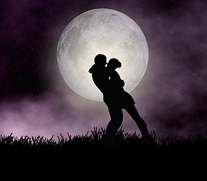 Romantic Couple Silhouette Kissing Under a Full Moon in a Starry Night Sky HD wallpaper
