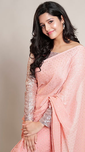 Rithika Singh in a Pink Sequined Saree with Gold Star Patterns HD phone wallpaper