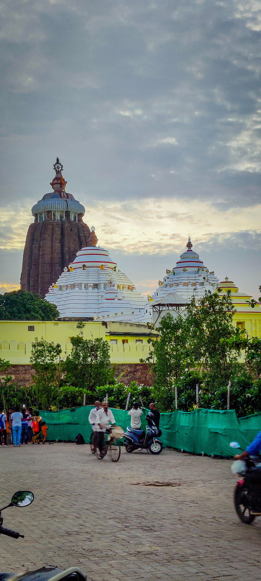 Shri Jagannath Temple Complex at Dusk with White Shikharas and Brick Tower HD phone wallpaper
