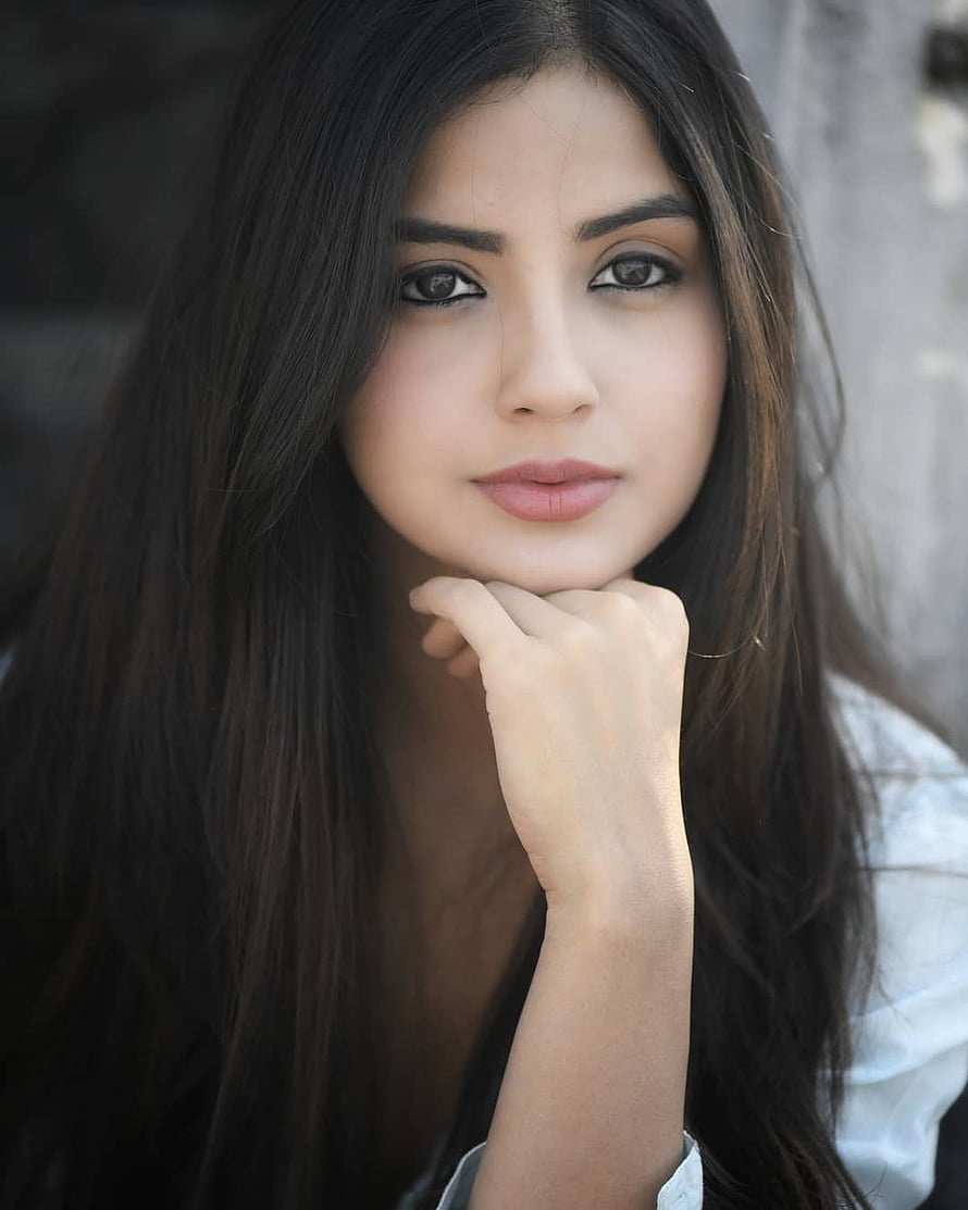 Kashmira Pardeshi Portrait with Long Dark Hair and Hand on Chin HD phone wallpaper
