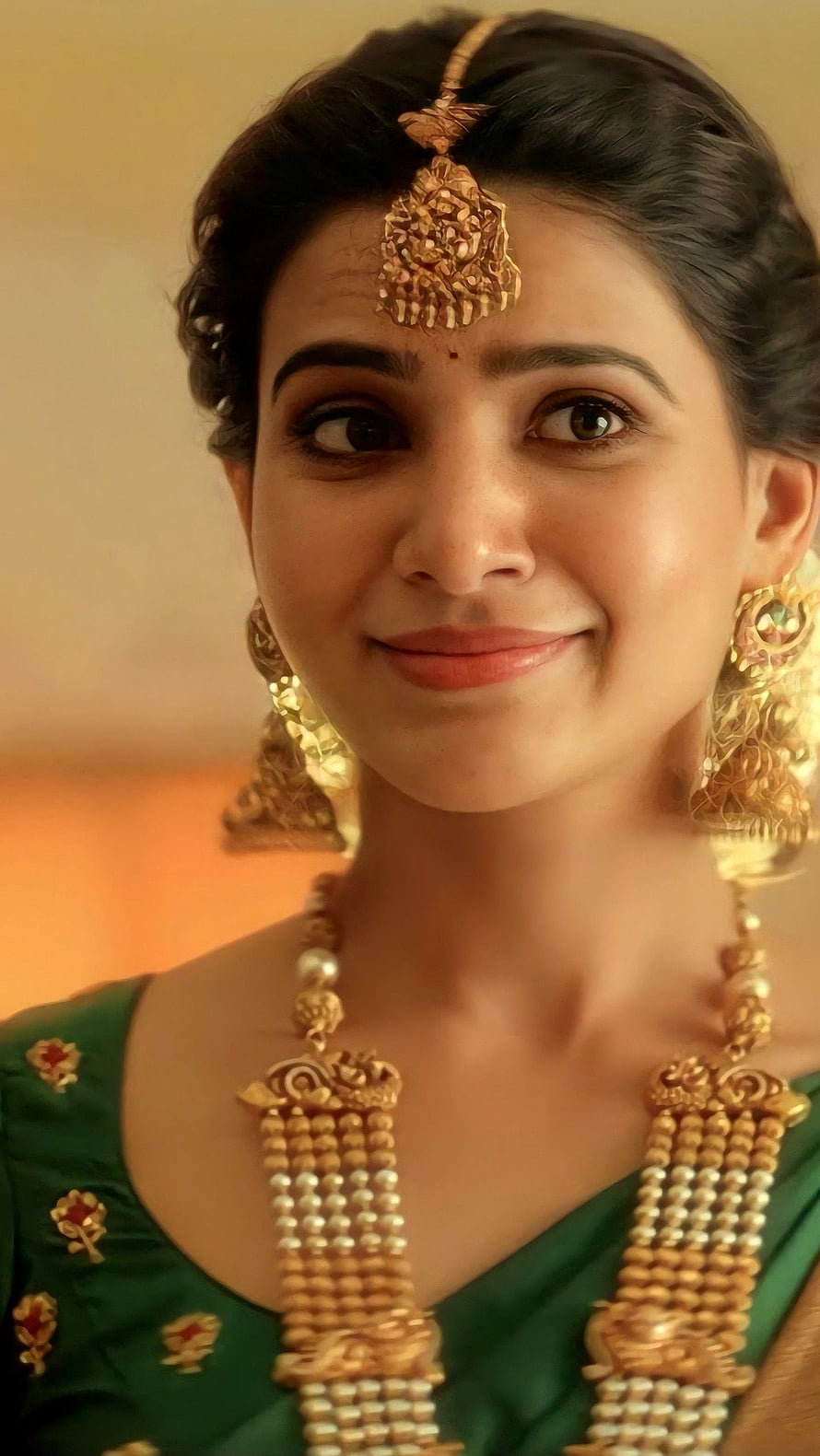 Samantha Akkineni in Traditional Green Saree with Gold Temple Jewelry HD phone wallpaper