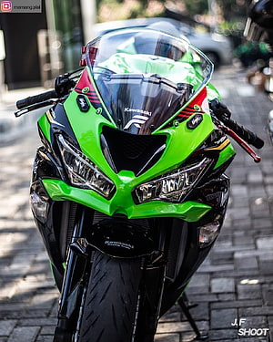 Kawasaki Ninja ZX-25R Front View in Lime Green and Black Sportbike Livery HD phone wallpaper