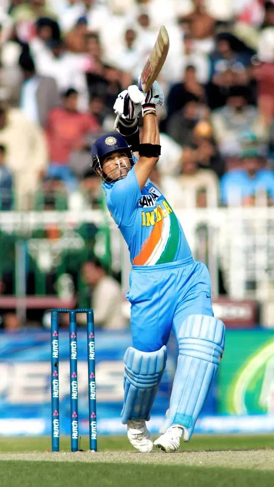 Sachin Tendulkar Playing Cricket in India ODI Kit HD phone wallpaper