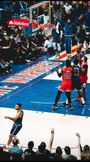Stephen Curry and Golden State Warriors in action against the Chicago Bulls during an NBA game HD phone wallpaper