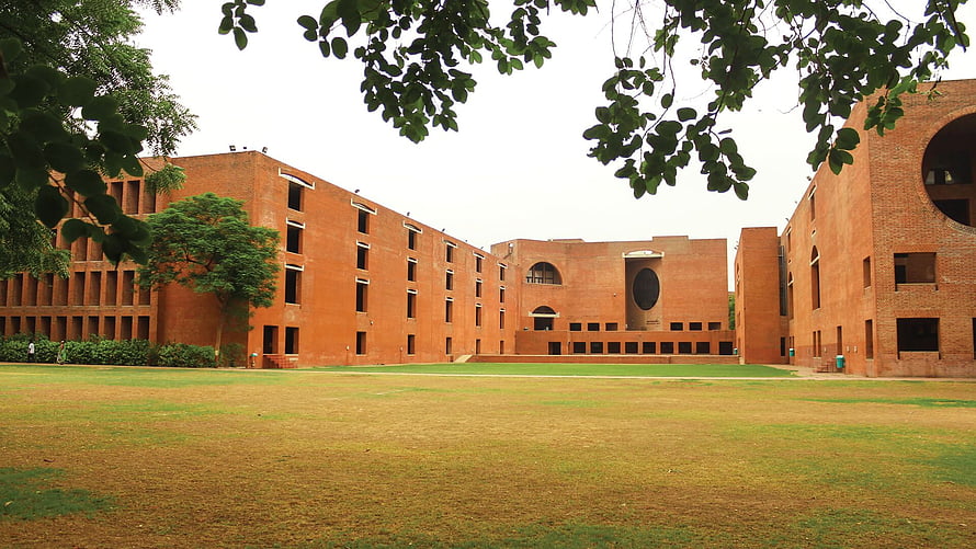 IIM Ahmedabad Campus Courtyard with Red Brick Architecture and Green Lawn HD wallpaper