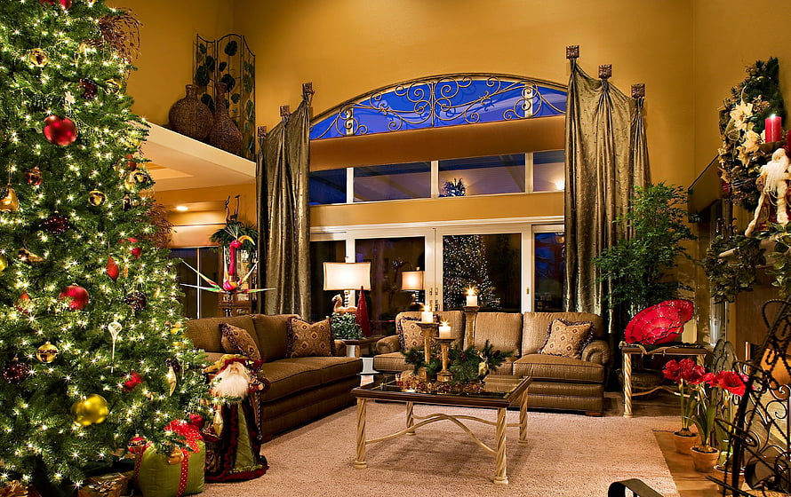 Luxurious Living Room Christmas Decor With Large Ornamented Tree And Warm Holiday Lighting HD wallpaper
