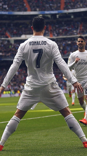 Cristiano Ronaldo in Real Madrid White Kit Number 7 on the Pitch HD phone wallpaper
