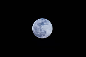Full Moon in the Night Sky: A Serene Celestial View Against a Black Background HD wallpaper