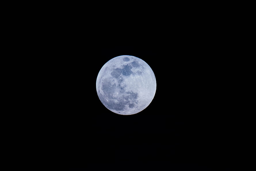 Full Moon in the Night Sky: A Serene Celestial View Against a Black Background HD wallpaper