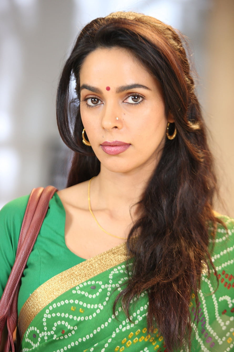 Mallika Sherawat Portrait in Green Saree with Gold Border and Traditional Jewelry HD phone wallpaper