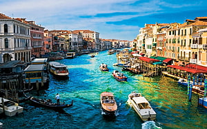 Venice Grand Canal with Gondolas and Historic Buildings Under a Blue Sky HD wallpaper
