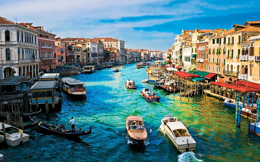 Venice Grand Canal with Gondolas and Historic Buildings Under a Blue Sky HD wallpaper