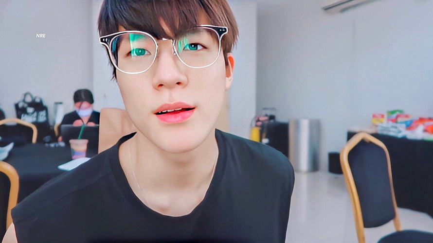 Jeno NCT Portrait Wearing Round Glasses and Black Sleeveless Top HD wallpaper