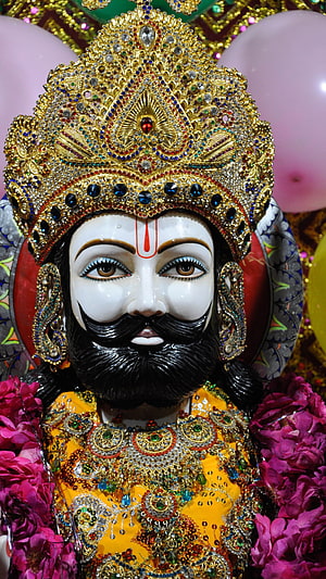 Khatu Shyam Ji Murti with Ornate Golden Crown and Vibrant Floral Garland HD phone wallpaper