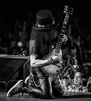 Slash Kneeling on Stage with Gibson Guitar and Top Hat in Black and White HD phone wallpaper