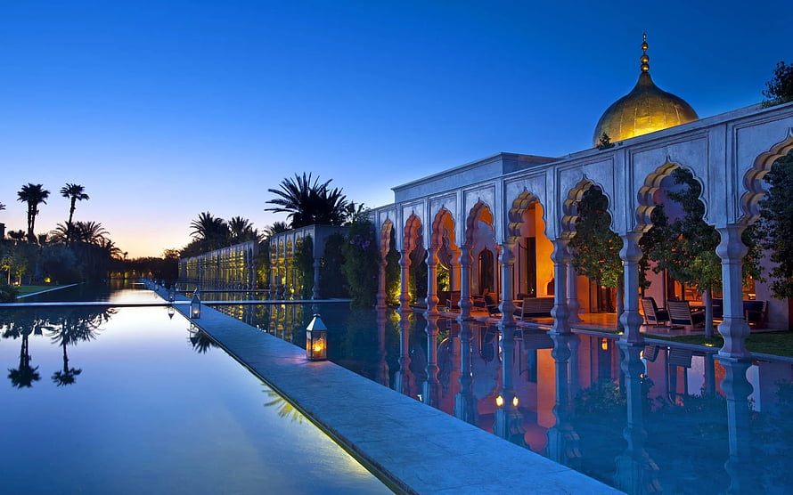 Moroccan Archway and Golden Dome Reflected in a Serene Pool at Dusk HD wallpaper
