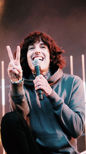 Oliver Sykes Performing Live on Stage with Microphone and Peace Sign HD phone wallpaper