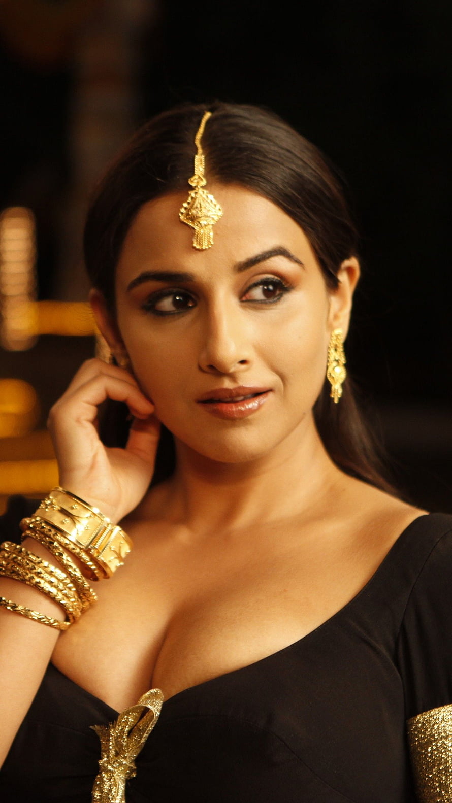 Vidya Balan in Black Saree with Traditional Gold Jewelry and Maang Tikka HD phone wallpaper